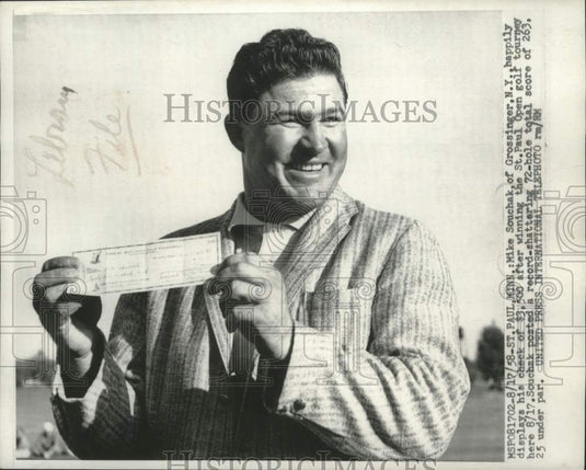 1958 Press Photo Golfer Mike Souchak Displays His Winnings at the St. Paul Open- Historic Images