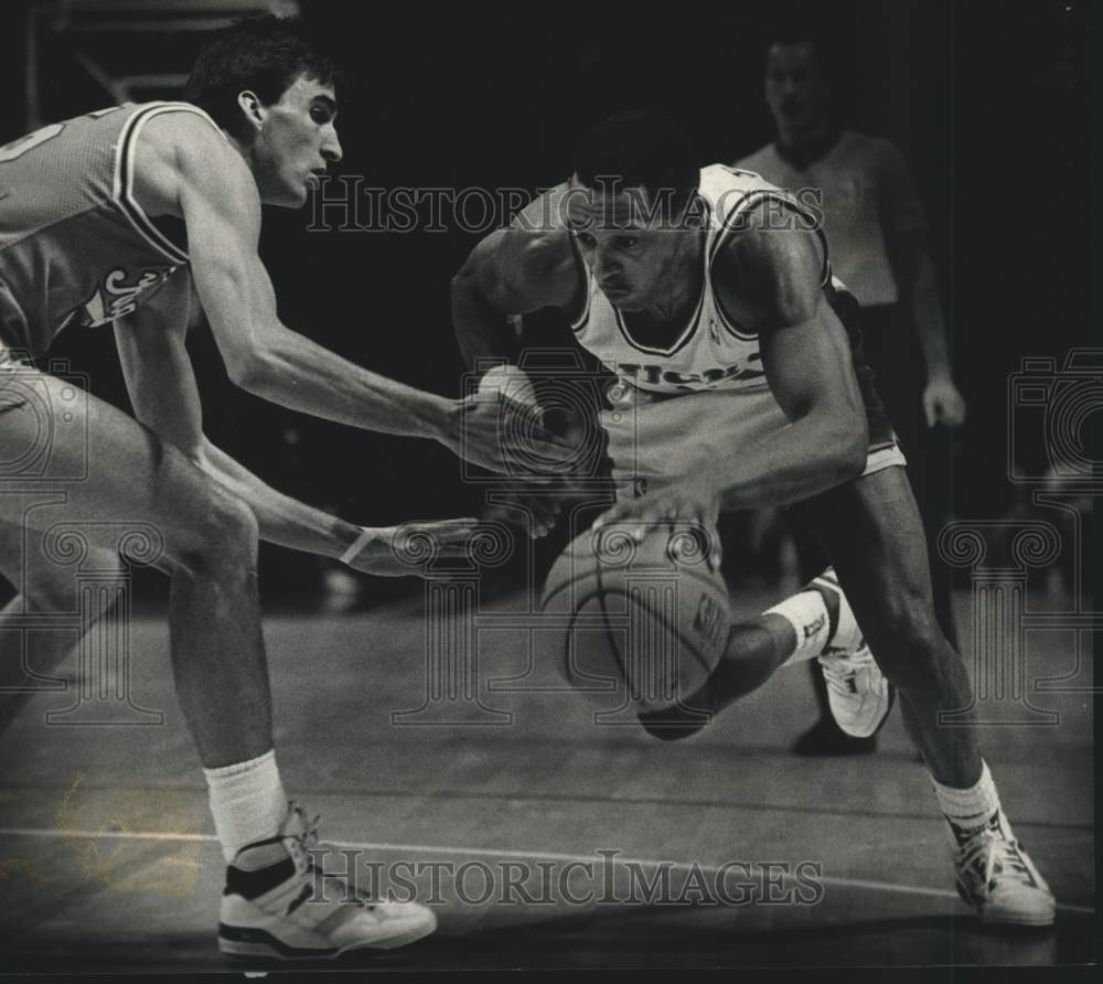1990 Press Photo Milwaukee Bucks&#39; Alvin Robertson and Kings&#39; Vinny Del Negro- Historic Images