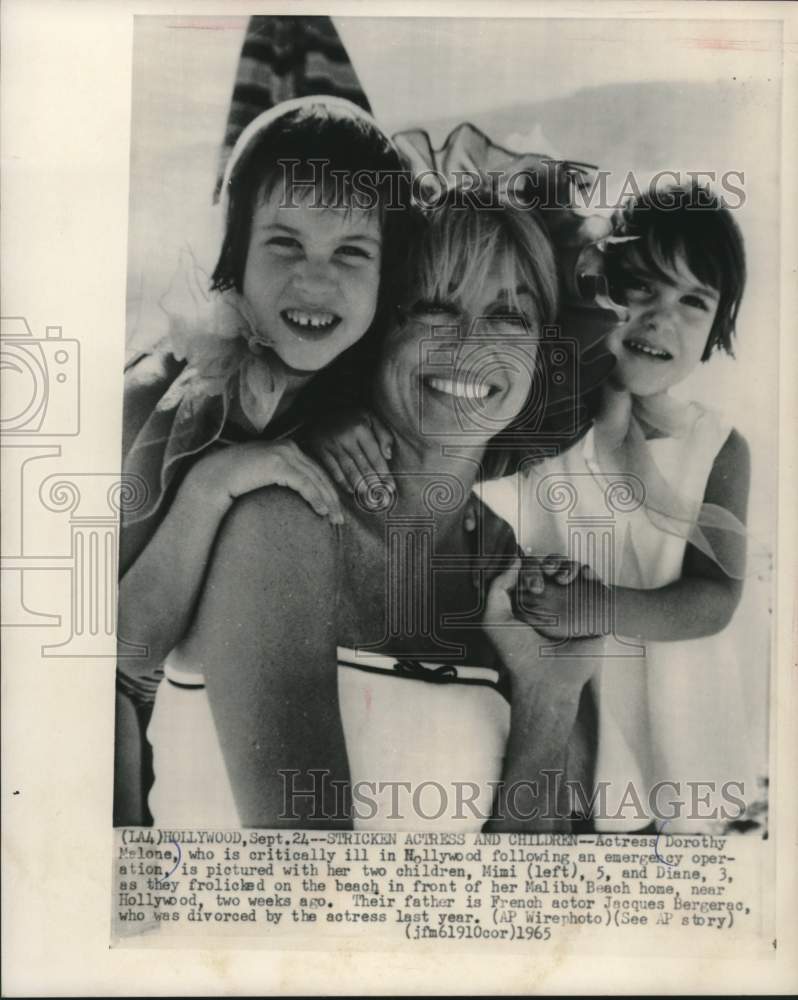 1965 Press Photo Actress Dorothy Malone and her children Malibu Beach California- Historic Images