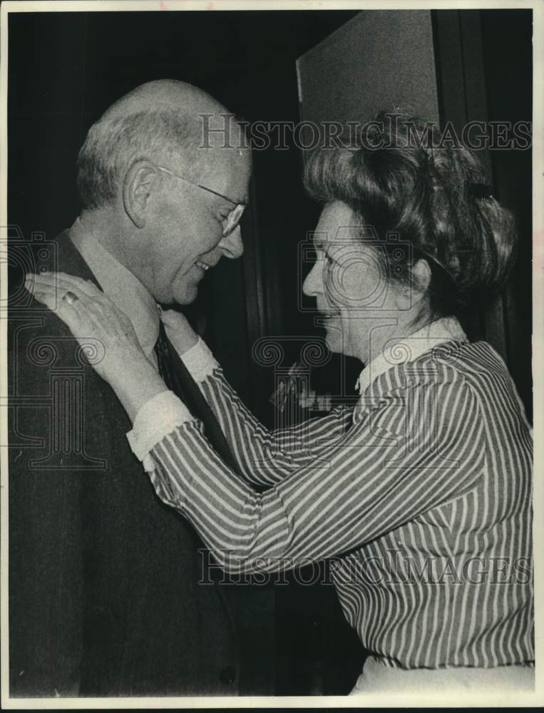 1975 Press Photo Laurence Olivier paying visit to Geraldine Fitzgerald, New York- Historic Images