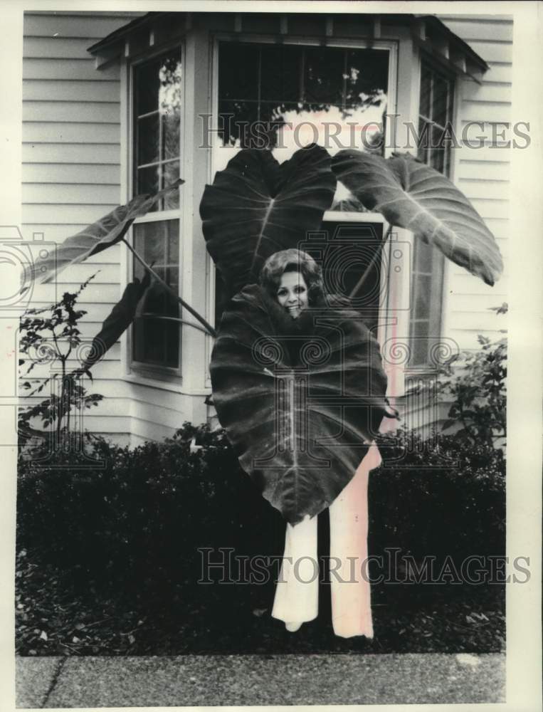 1976 Press Photo Singing star Brenda Lee clowns around in Nashville, Tennessee- Historic Images