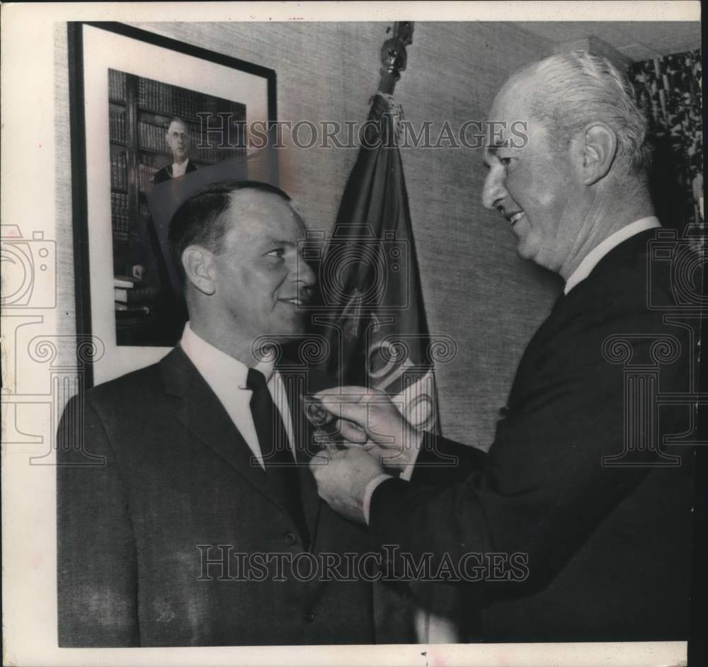 1965 Press Photo Singer Frank Sinatra, receives award at consulate, Los Angeles- Historic Images