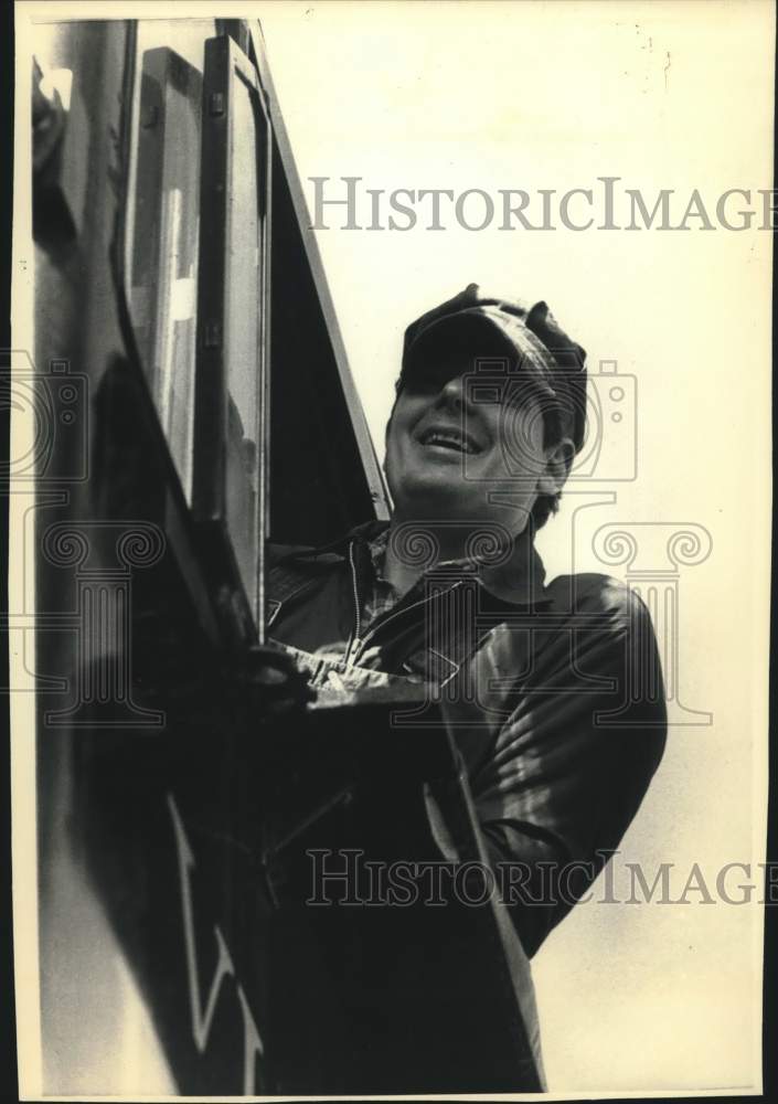 1987 Press Photo Volunteer Train Engineer Ross Cummings looking out the window- Historic Images