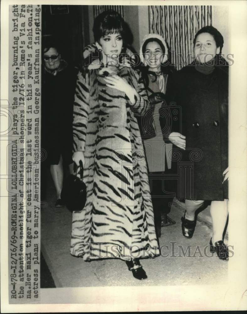 1969 Press Photo Actress Gina Lollobrigida wearing coat of animal skins in Rome- Historic Images