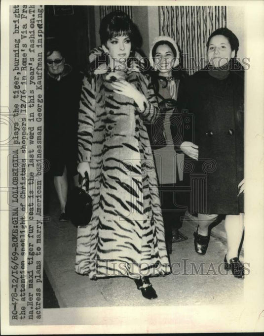 1969 Press Photo Actress Gina Lollobrigida wearing coat of animal skins in Rome- Historic Images