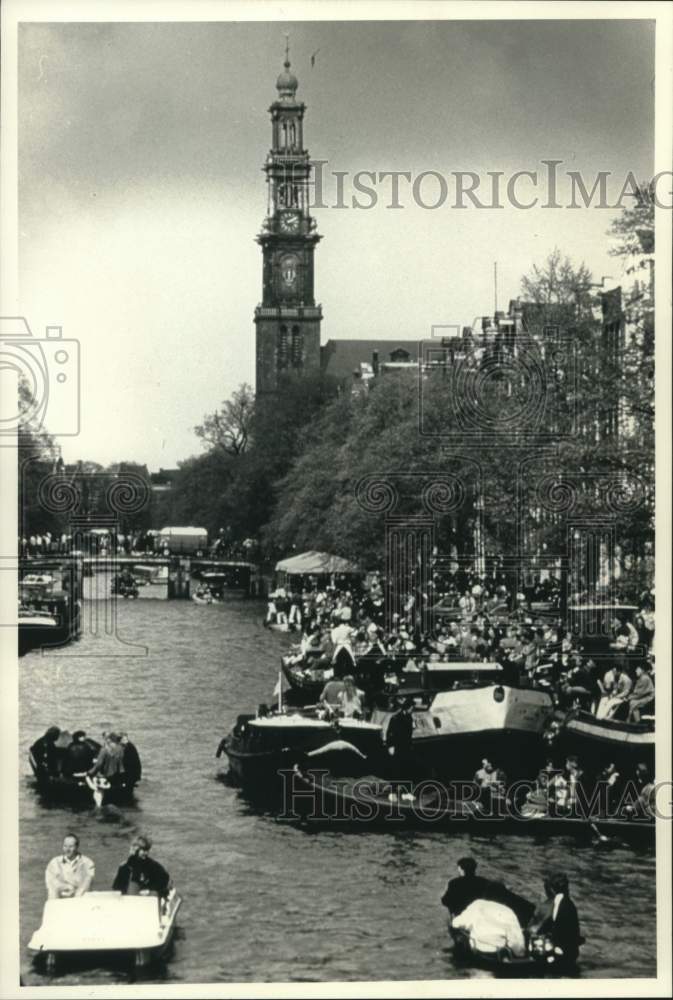 1990 Press Photo The Dutch and visitors stroll along the canals - mjx72341