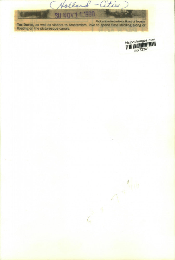 1990 Press Photo The Dutch and visitors stroll along the canals - mjx72341