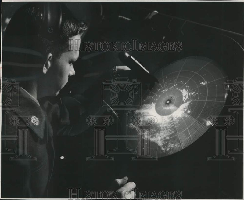 Load image into Gallery viewer, 1956 Press Photo Soldier with Missile Master system at Fort Meade, Maryland
