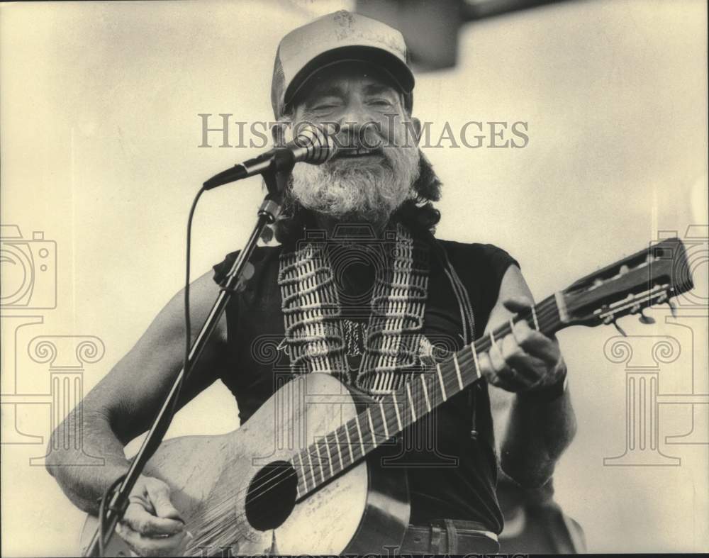 1985 Press Photo Willie Nelson Performs At The Wisconsin State Fair - mjx72966- Historic Images