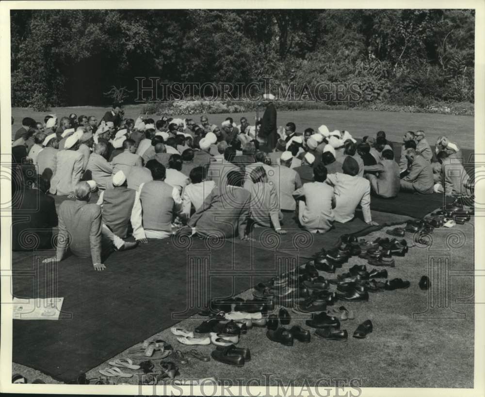 1965 Press Photo Prime Minister Shastri talks to Congress Party, New Delhi.