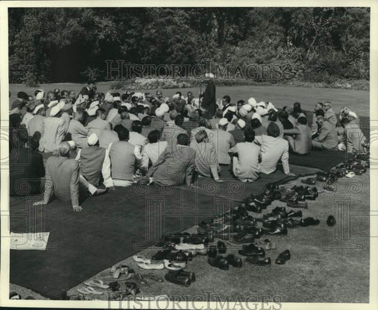 1965 Press Photo Prime Minister Shastri talks to Congress Party, New Delhi.