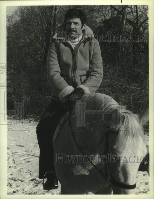 1976 Press Photo Actor Ron Leibman in "The Art of Crime" on NBC - mjx73735- Historic Images