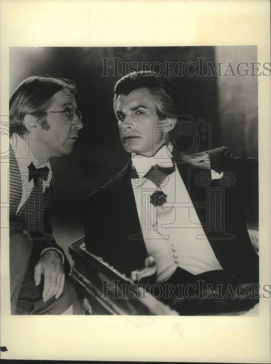 1980 Press Photo George Hamilton as comic,Count Dracula in "Love at First Bite."- Historic Images