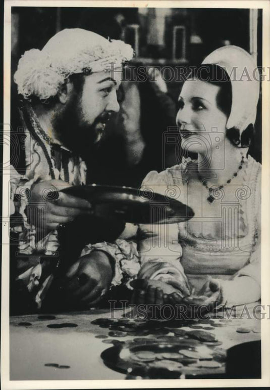 1988 Press Photo Charles Laughton, Binnie Barnes in "The Private Life of Henry"- Historic Images