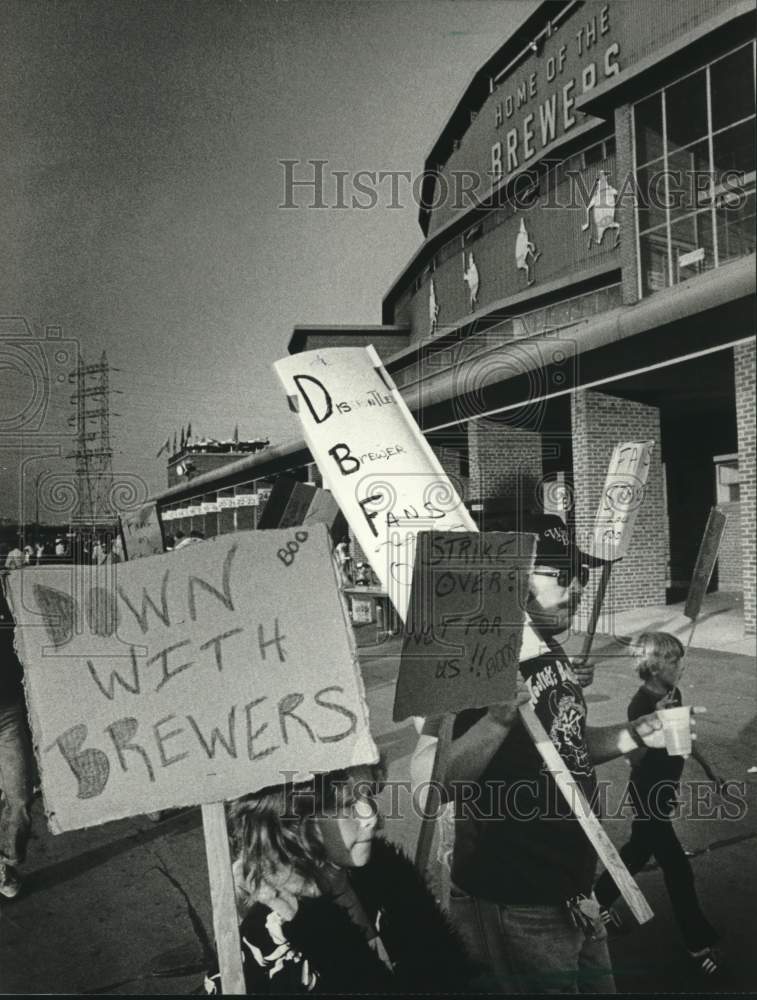 1981 Press Photo Unhappy fans with signs at Milwaukee Brewers stadium.- Historic Images