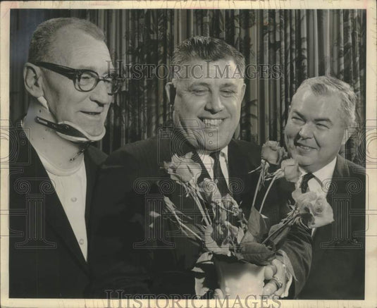 1962 Press Photo Wisconsin Coach Milt Bruhn honored at dinner club in Milwaukee- Historic Images