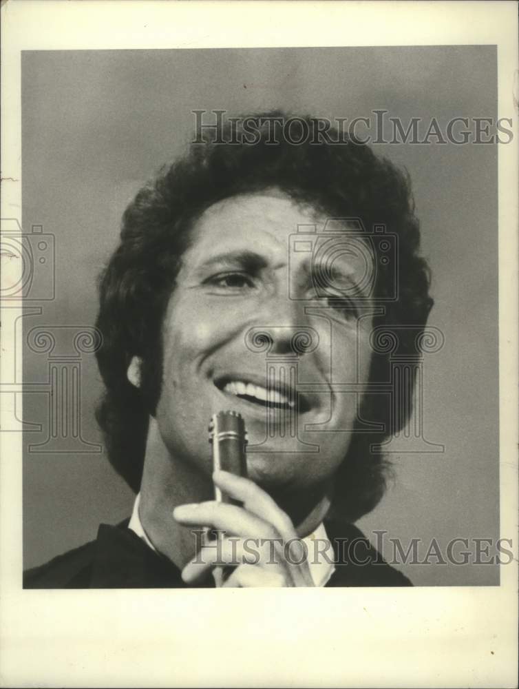 1971 Press Photo Singer Tom Jones - mjx75041