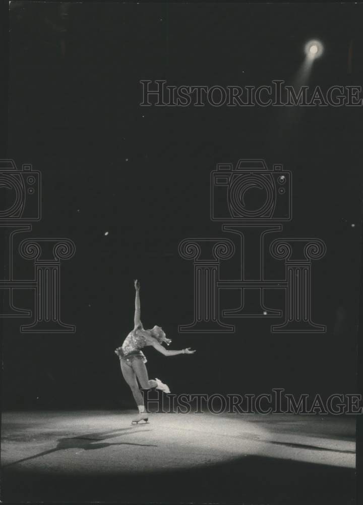 1958 Press Photo Dorothy Goos preformed an ice ballet with Holiday on Ice.- Historic Images