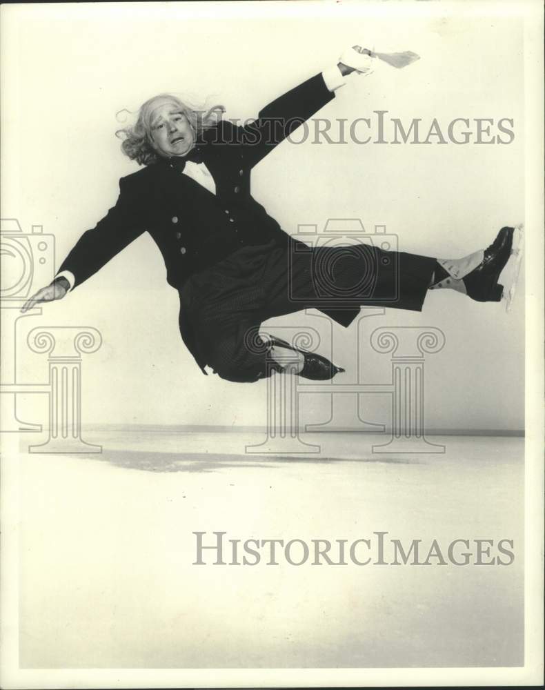 1973 Press Photo Paul Andre at his funniest as waiter in Holiday on Ice.- Historic Images