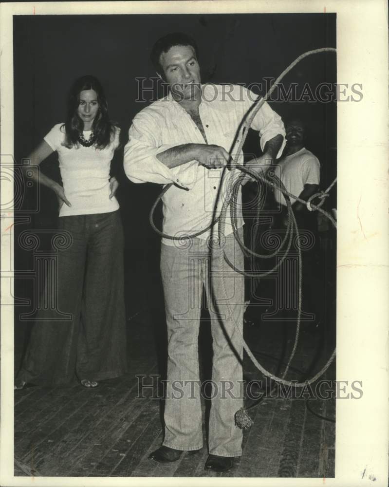 1972 Press Photo Actor James Caan with Sally Kellerman in &quot;Slither&quot; - mjx75329- Historic Images