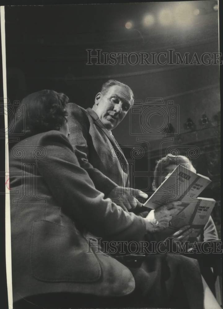 1962 Press Photo William Bendix and company doing lines in &quot;Light Up the Sky.&quot;- Historic Images