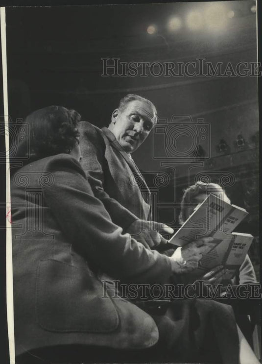 1962 Press Photo William Bendix and company doing lines in "Light Up the Sky."- Historic Images