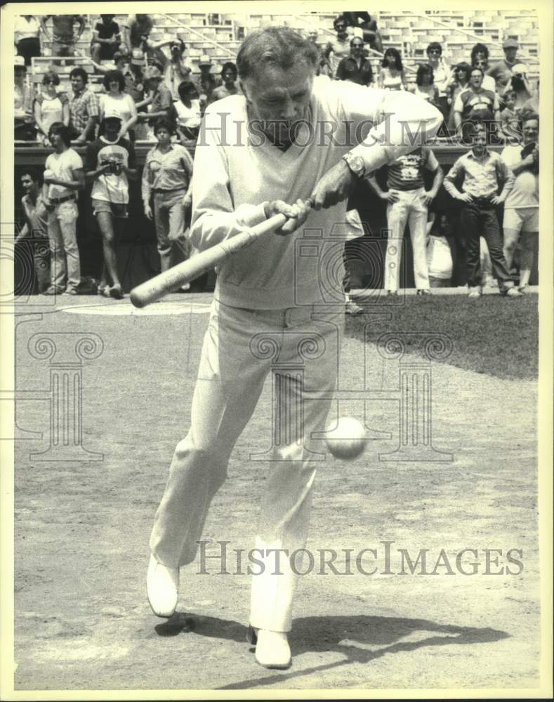 1980 Press Photo Richard Burton actor, playing tennis in New York. - mjx75506- Historic Images