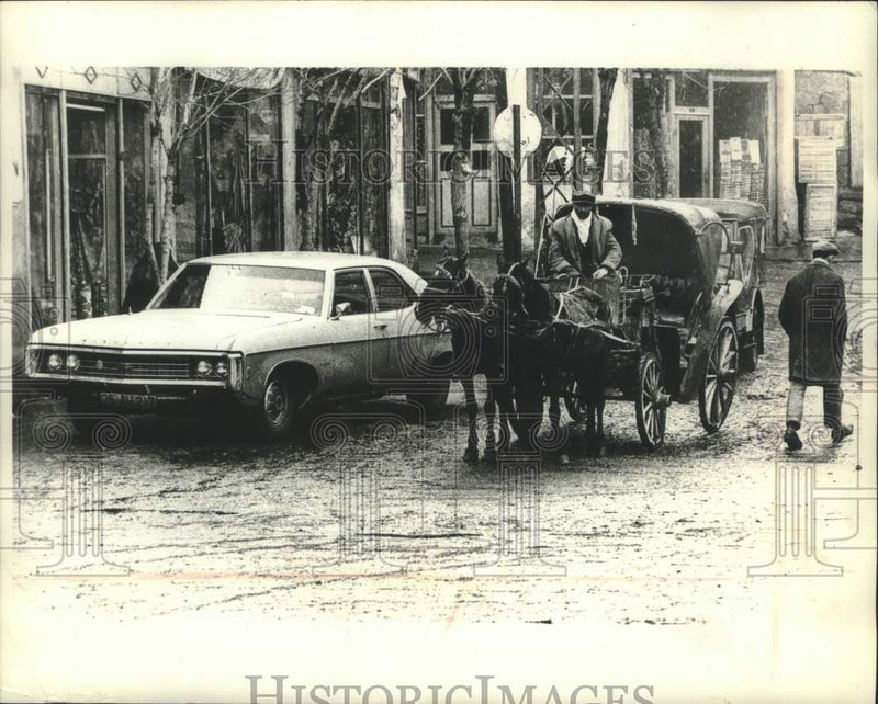 Load image into Gallery viewer, 1973 Press Photo A man rides in horse drawn cab in Erzurum, Turkey - mjx76031
