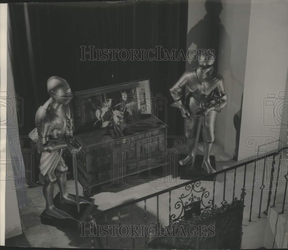 1948 Press Photo 17th century armor in the home of John Sensenbrenner- Historic Images