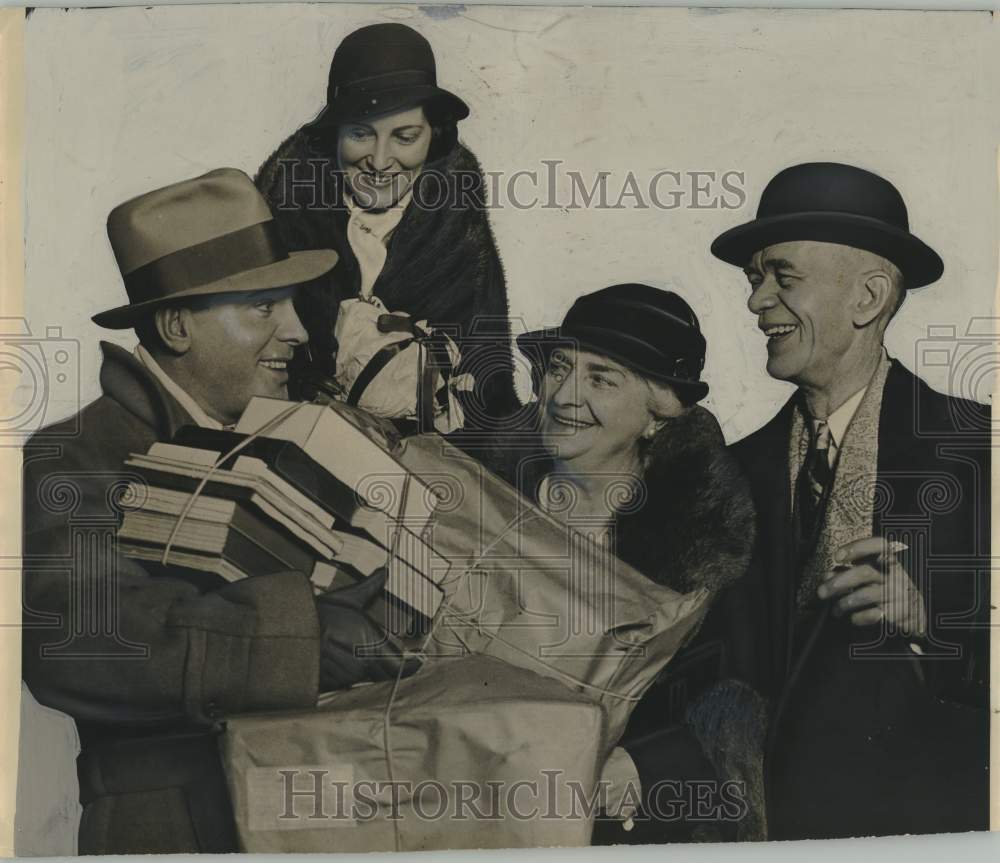 1932 Press Photo Actor Pat O&#39;Brien &amp; wife Eloise Taylor arrive in Milwaukee- Historic Images