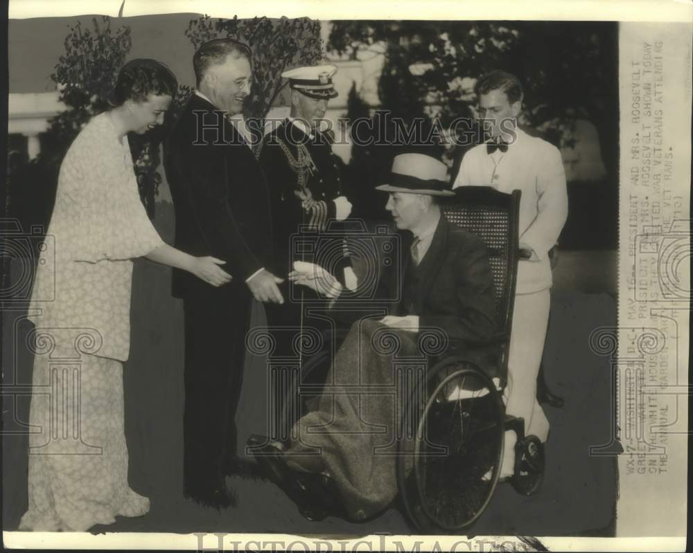 1935 Press Photo President & Mrs. Roosevelt greet war veterans at White House