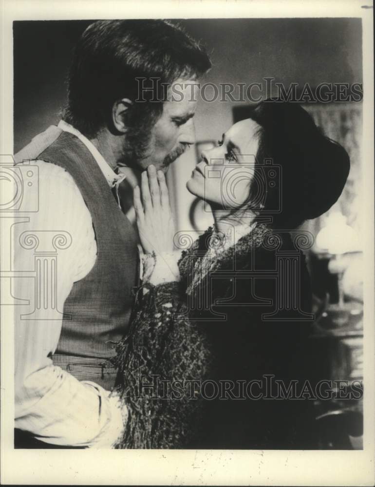 1979 Press Photo Charlton Heston and Barbara Hershey in &quot;The Last Hard Men&quot;- Historic Images