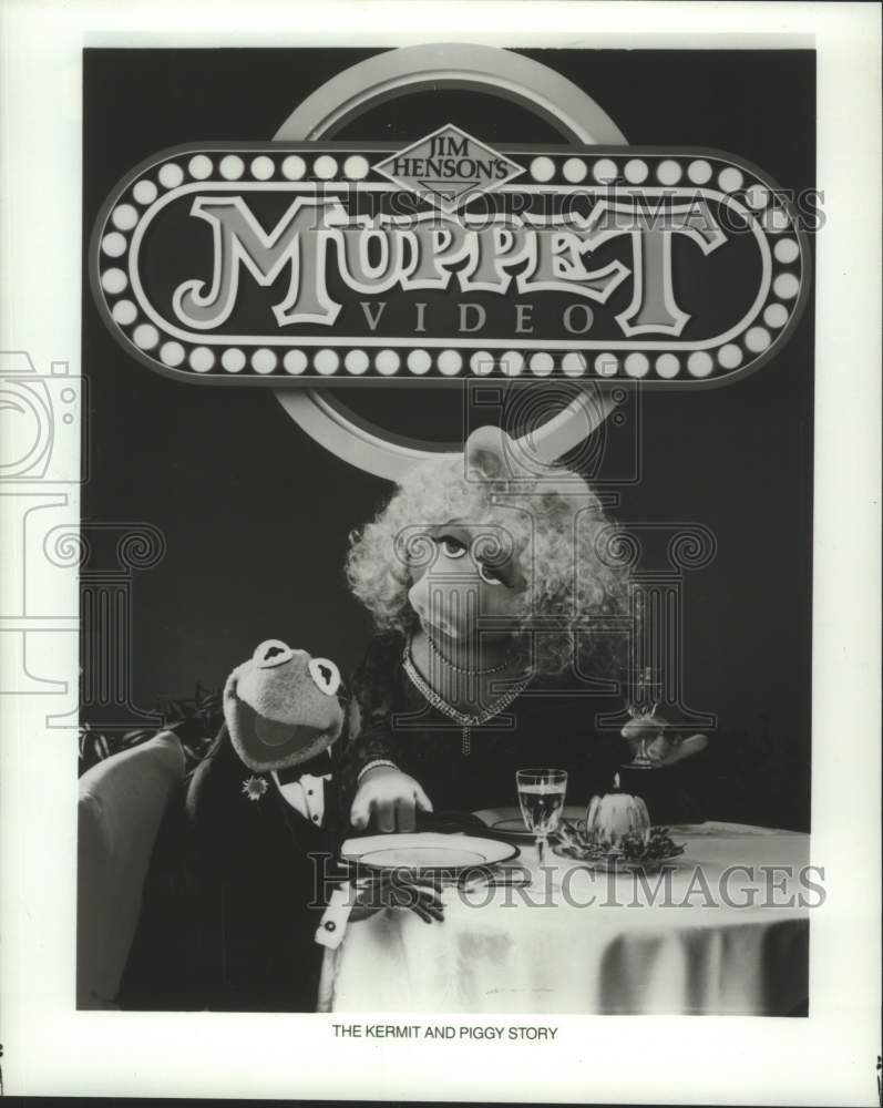 1985 Press Photo Muppets&#39; Kermit And Miss Piggy In &#39;Kermit And Miss Piggy Story&#39;- Historic Images