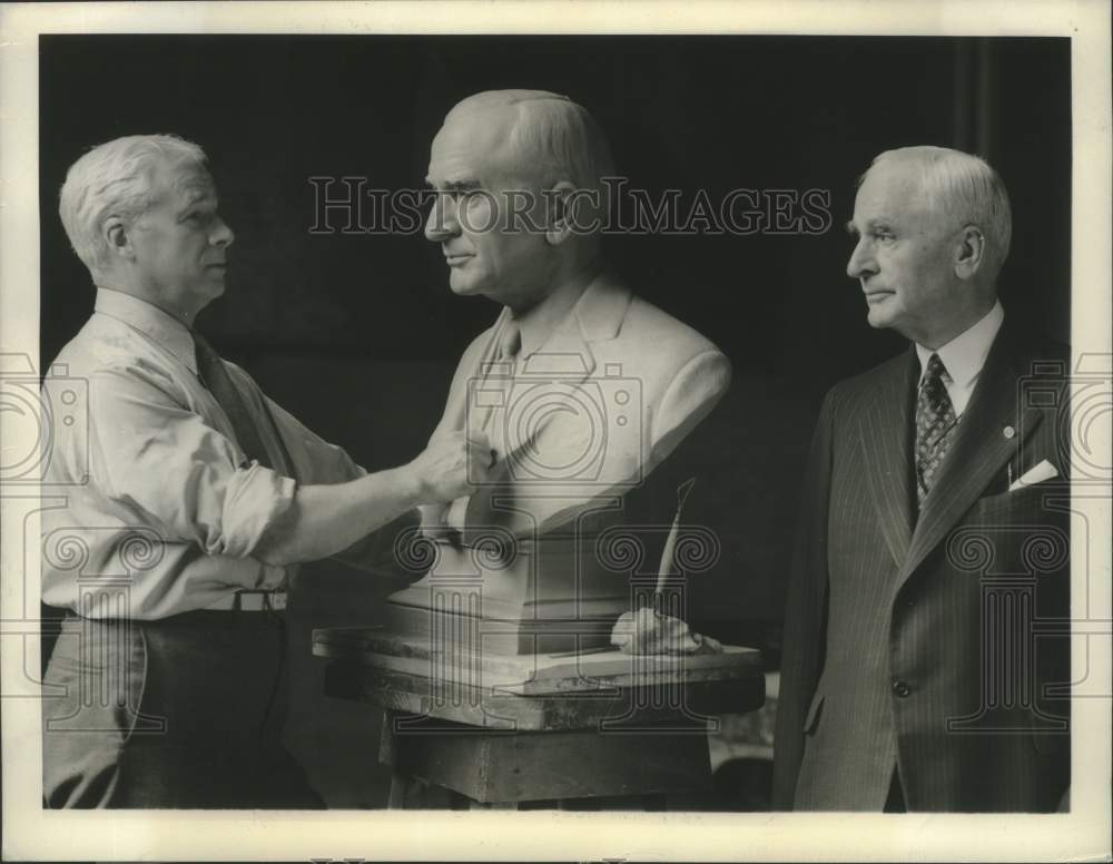 1943 Press Photo Secretary of State Cordell Hull posing for portrait bust- Historic Images