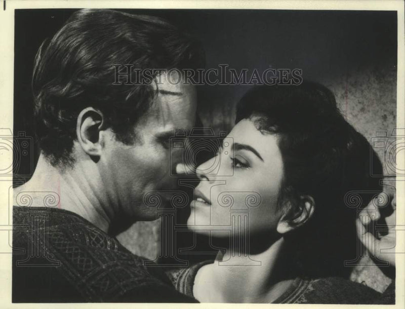 Load image into Gallery viewer, 1974 Press Photo Carlton Heston and Haya Harareet in Film Version of "Ben Hur"
