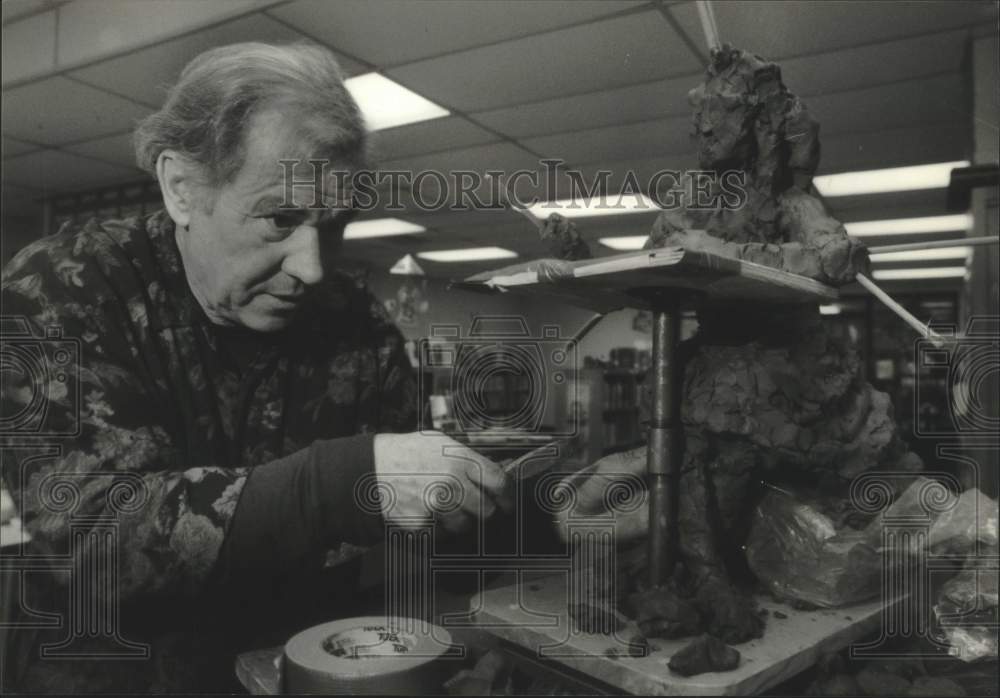 1994 Press Photo Adolph Rosenblatt models clay for West Bend fourth graders.- Historic Images