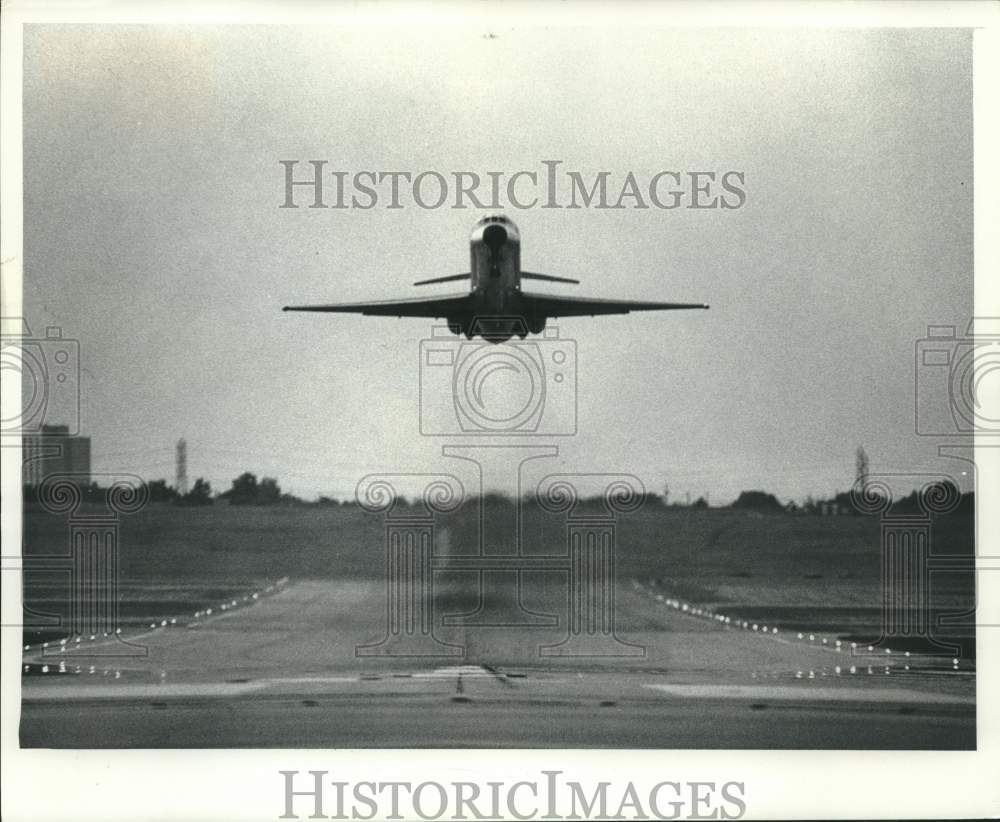 1978 Press Photo A jet roared off one of Mitchell Field&#39;s runways. - mjx78432- Historic Images