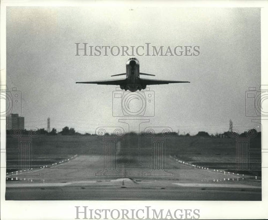 1978 Press Photo A jet roared off one of Mitchell Field's runways. - mjx78432- Historic Images