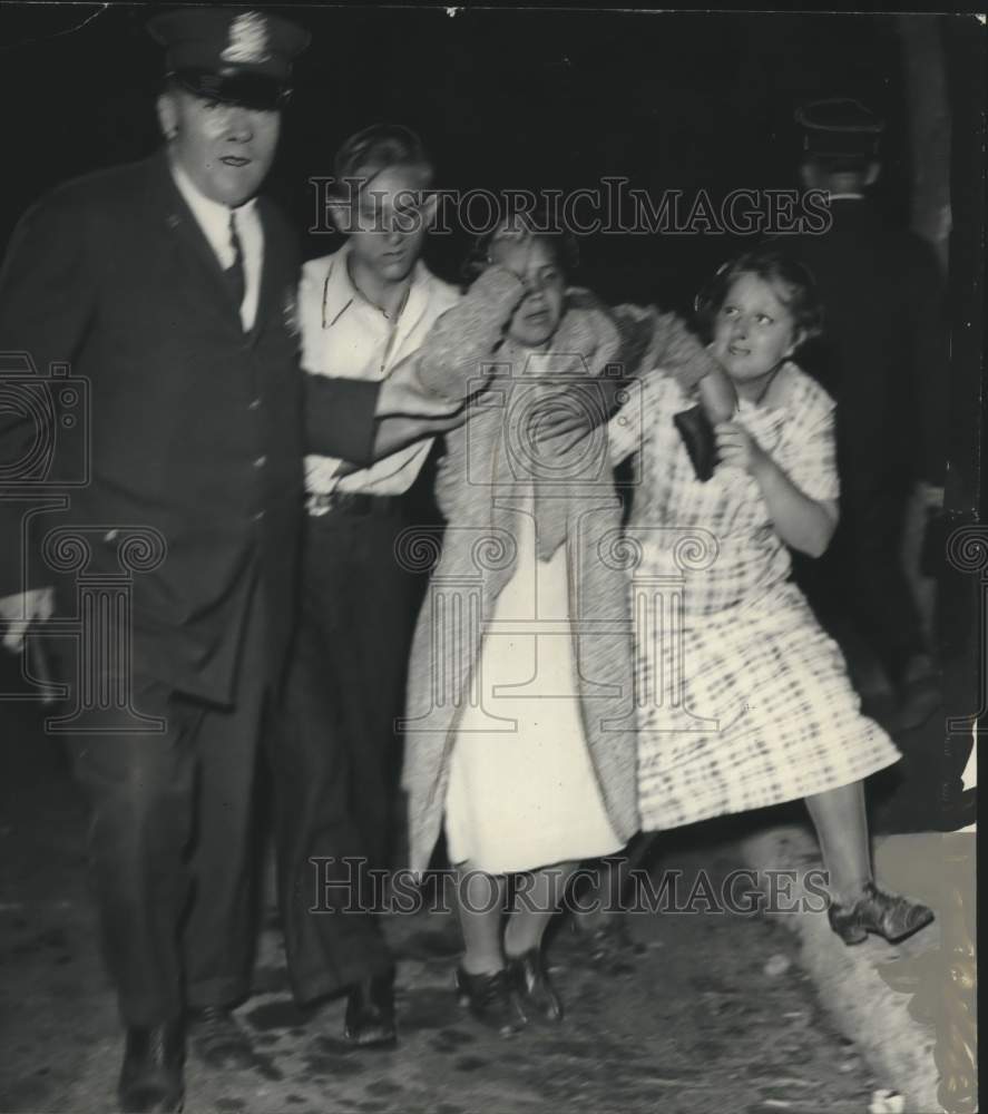 1935 Press Photo Policeman helps injured girl during Lindman-Hoverson strike