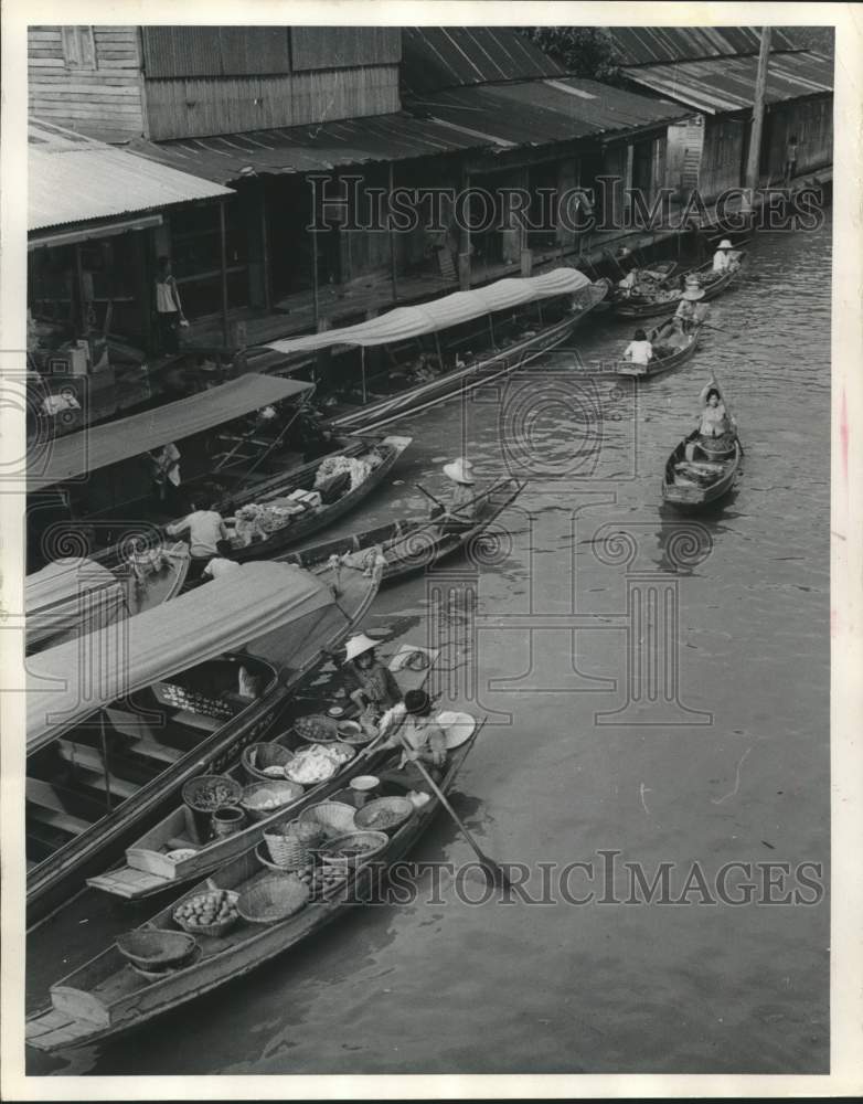 1970 Press Photo Boats carrying produce cluster in Bangkok&#39;s floating market- Historic Images