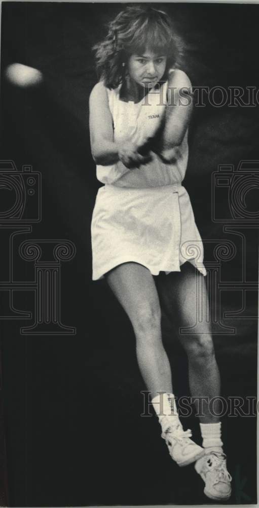 1986 Press Photo Beverly Bowes of Texas hits backhand against Joni Urban- Historic Images