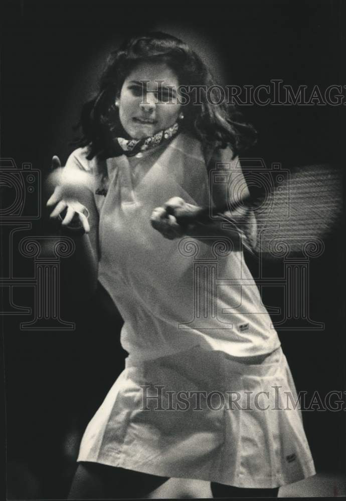 1989 Press Photo Lisa Albano smashes a forehand at Milwaukee Tennis Classic.- Historic Images