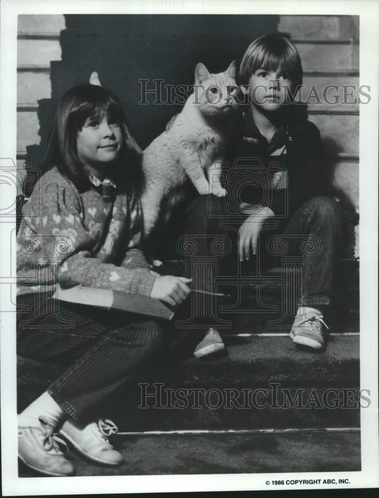 1986 Press Photo The cast of &quot;The Richest Cat in the World&quot; television program- Historic Images