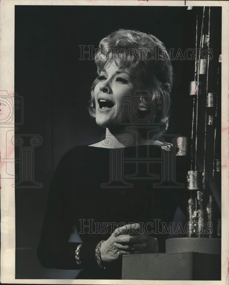 1965 Press Photo Singer Patti Page performs on NBC&#39;s &quot;Bell Telephone Hour&quot;- Historic Images