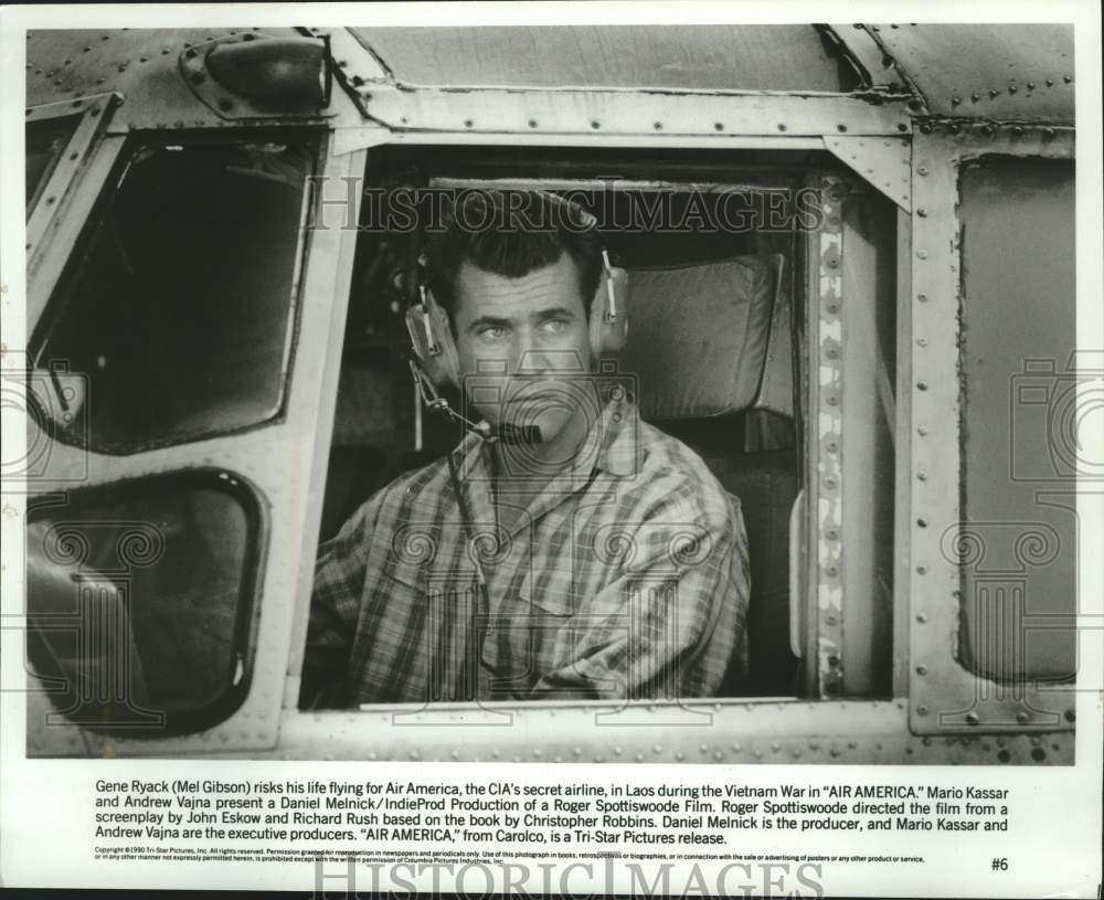 1990 Press Photo Actor Mel Gibson flying a plane in &quot;Air America&quot; - mjx80472- Historic Images