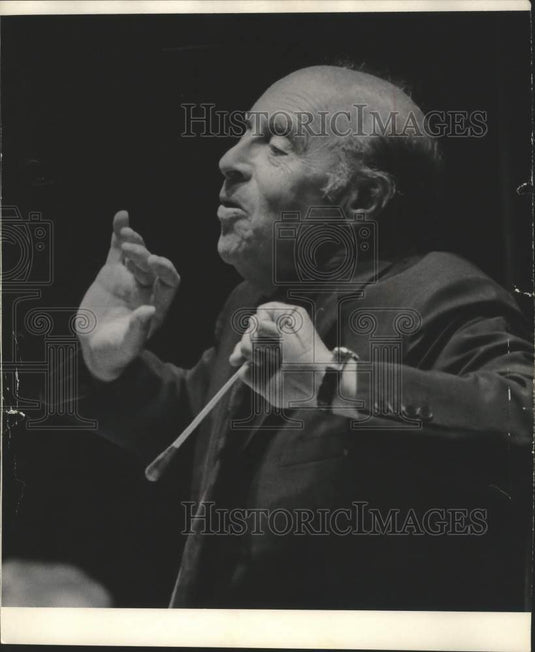 1971 Press Photo Conductor Andre Kostelanetz in action at the Auditorium.- Historic Images