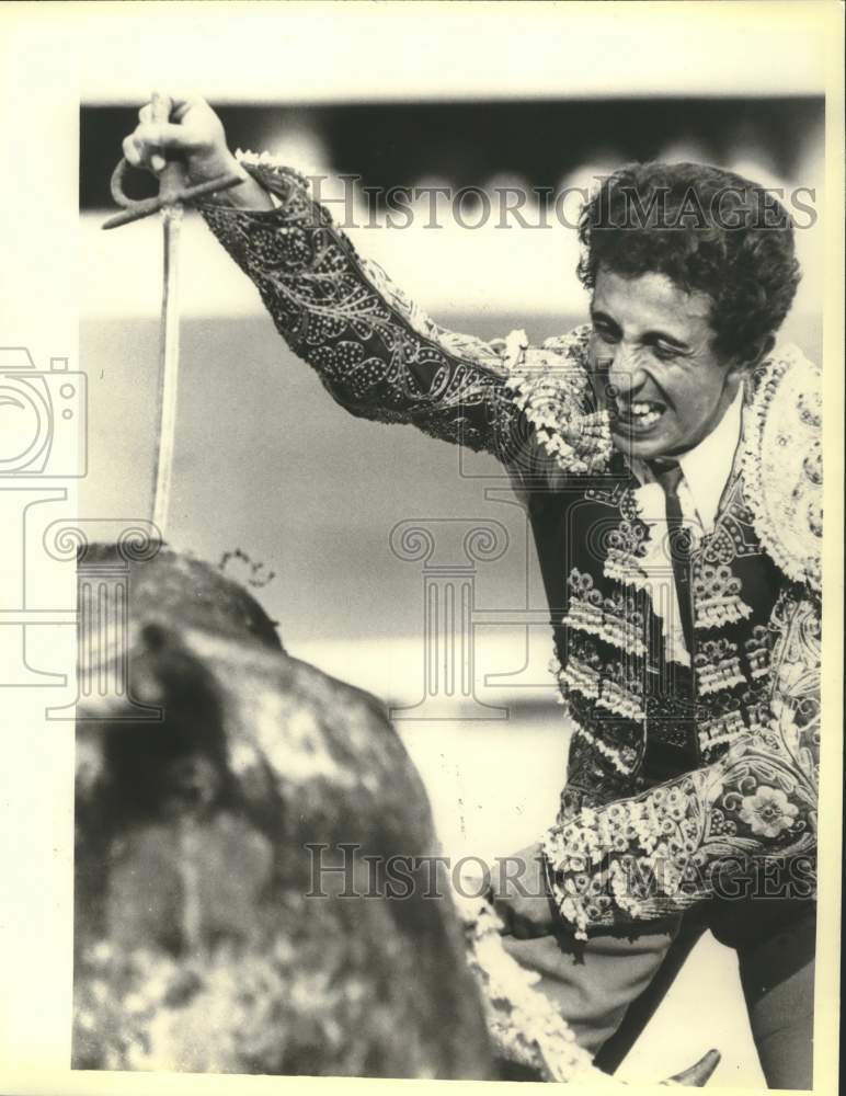 1981 Press Photo Matador Marcos Ortega prepared to kill his foe with his sword- Historic Images