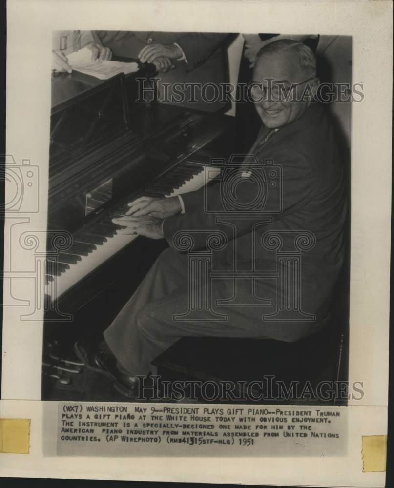 1951 Press Photo Harry S. Truman Playing Piano and others in Washington- Historic Images