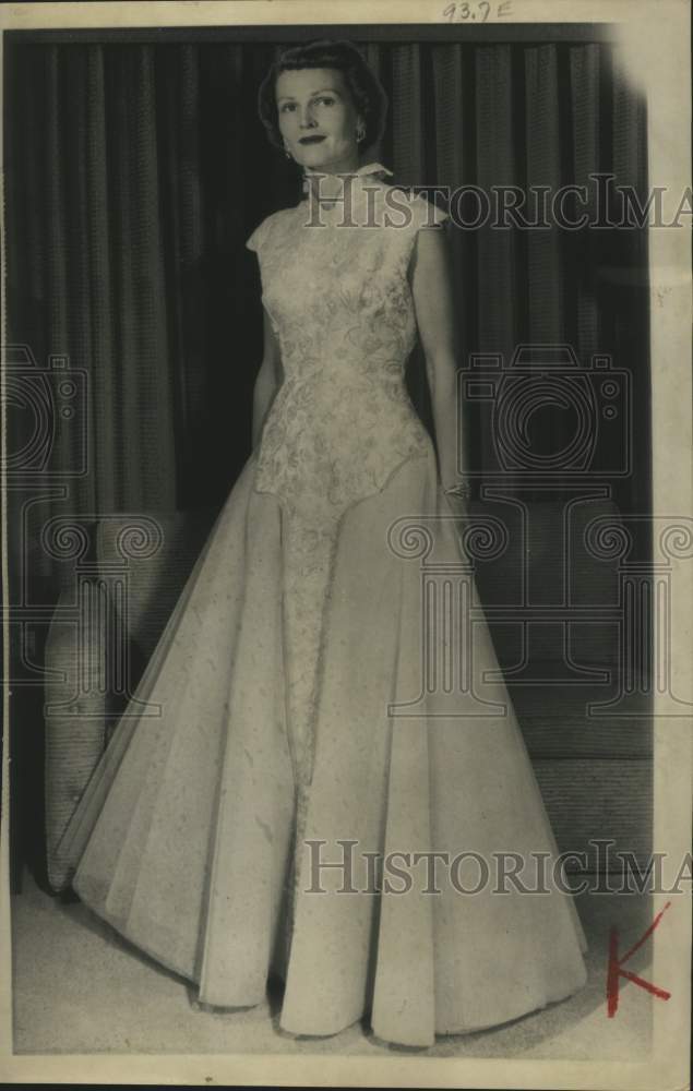 1953 Press Photo Mrs. Richard Nixon in Her Inaugural Ball Gown - mjx82648