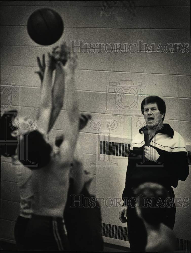 1986 Press Photo NBC baseball analyst Tony Kubek yelled at Wisconsin practice- Historic Images